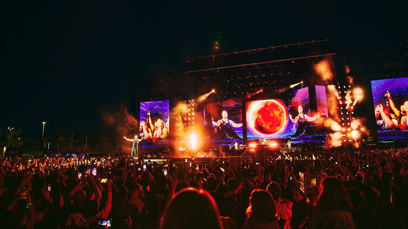 Visuelles Feuerwerk: JDC Burst 1 begleitet Imagine Dragons auf Tour