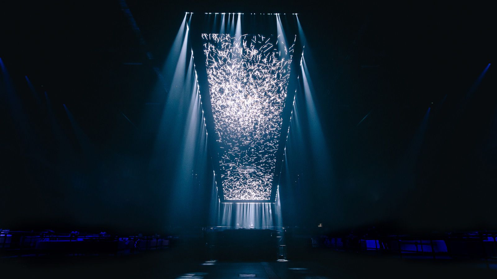 Seamless light tunnel from X4 Bars for Solomun