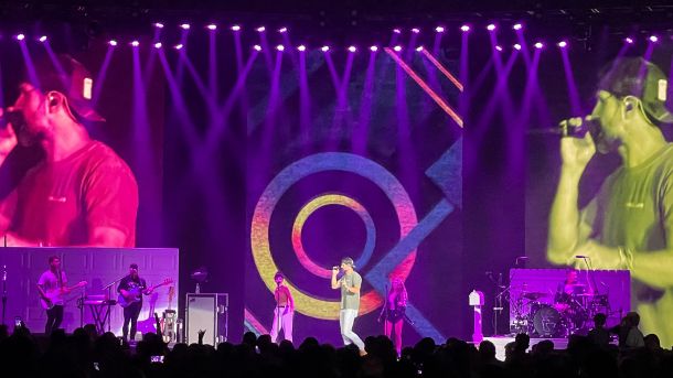The Darkroom Creative greift für Walker Hayes’ Arena-Tournee auf GLP-Klassiker zurück