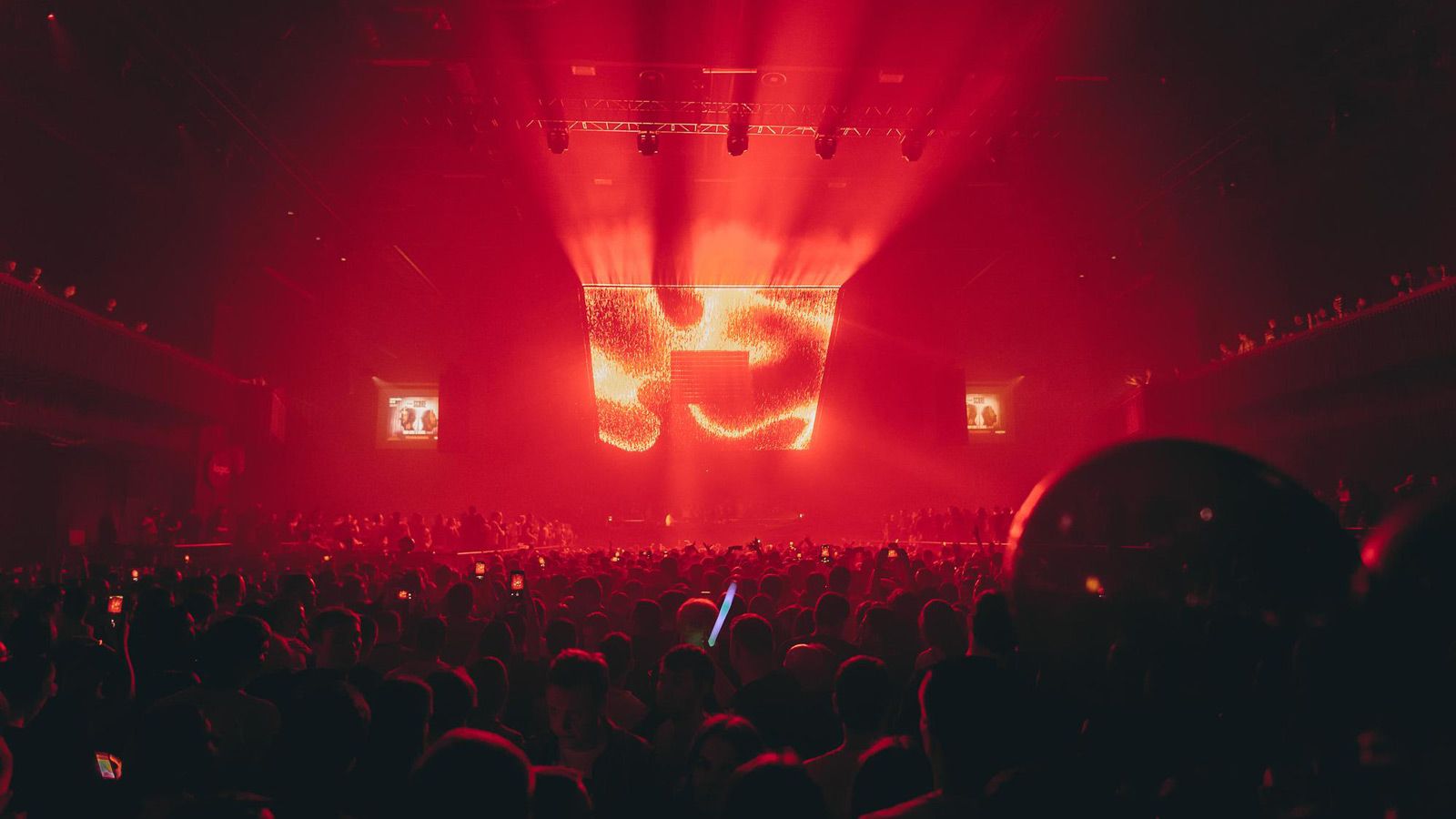 Seamless light tunnel from X4 Bars for Solomun