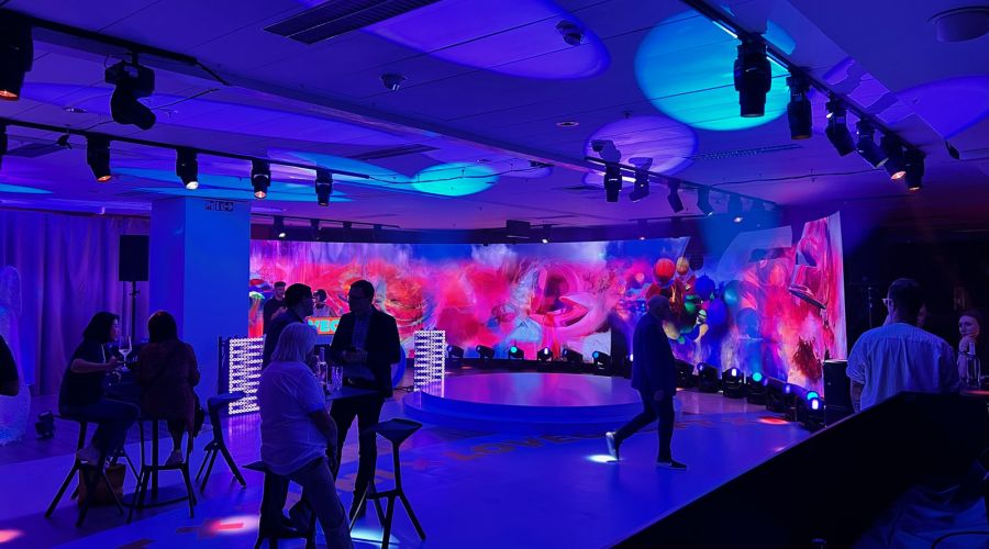 NIYU realisiert Pop-Up Location in München mit Beleuchtung von GLP