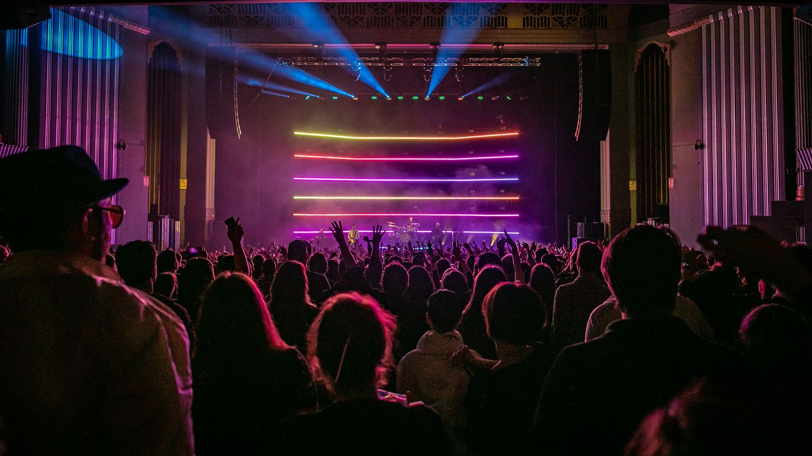 JDC Line liefert leistungsstarkes Weißlicht für White Lies im Eventim Apollo