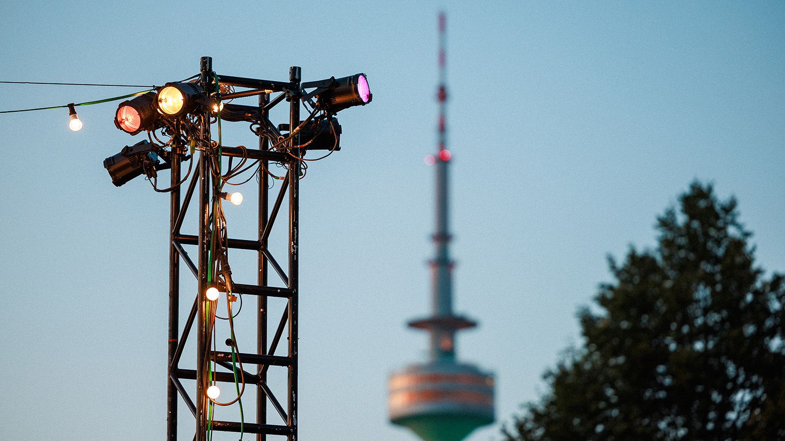 PRG beleuchtet das Münchner Tollwood Festival mit über 270 GLP Scheinwerfern