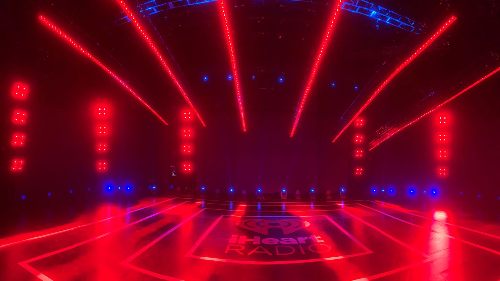 FR10 veredeln Ushers Auftritt beim iHeartRadio Music Festival