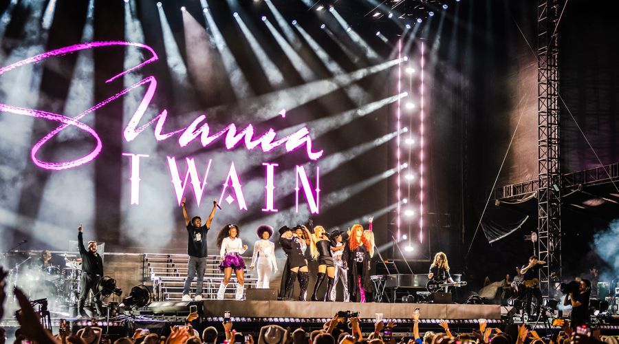 André Petrus versetzt Shania Twain in eine Welt aus JDC Hybrid-Scheinwerfern