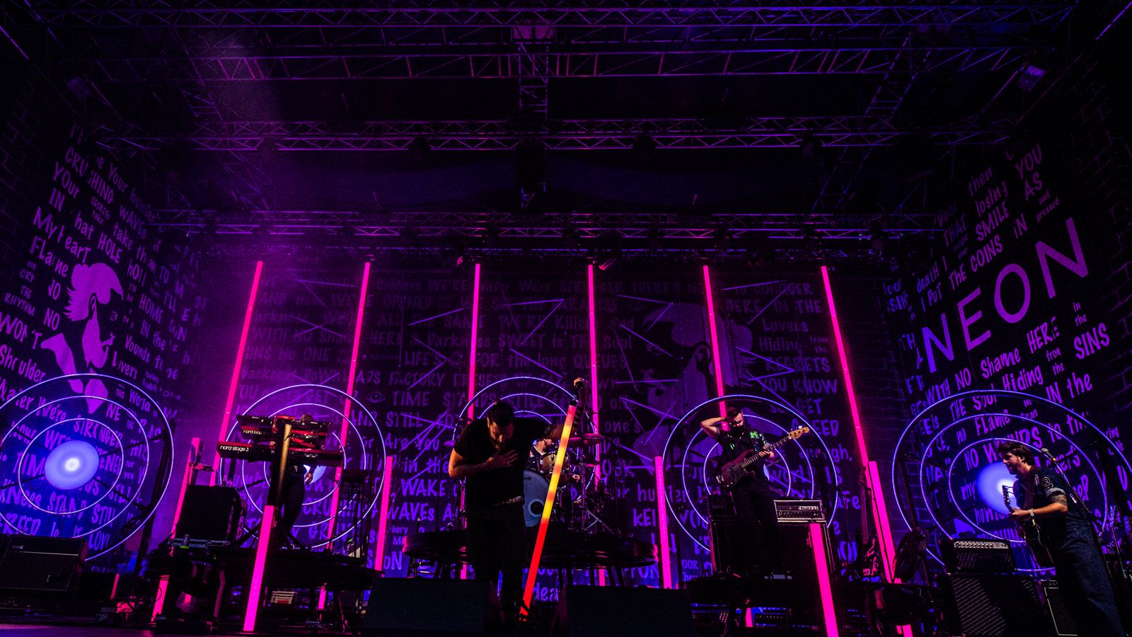 FUSION Sticks zeichnen klare Lichtlinien für Rea Garveys „NEON“-Tour