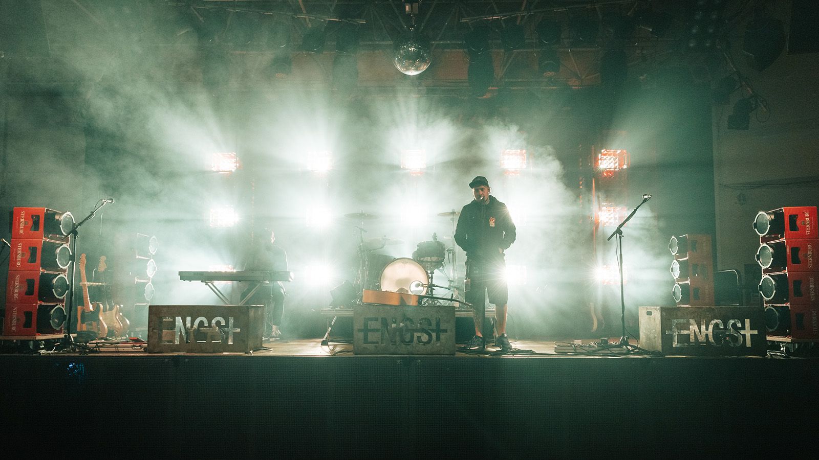 Lighting through beer crates: Tight budget tour with an exclusive floor package from GLP
