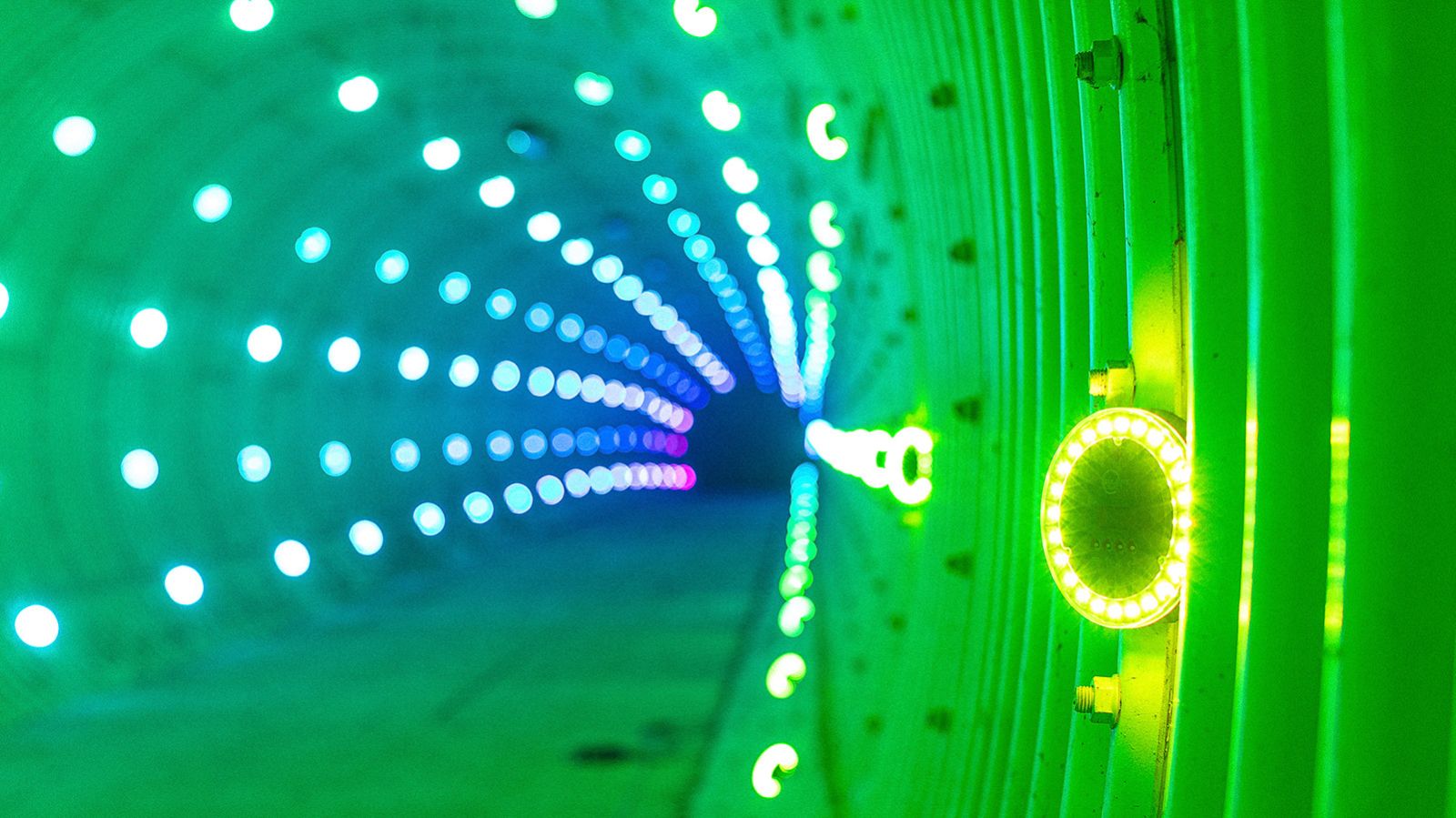GLP rocks Tunnel with Over 200 Creative Light 1