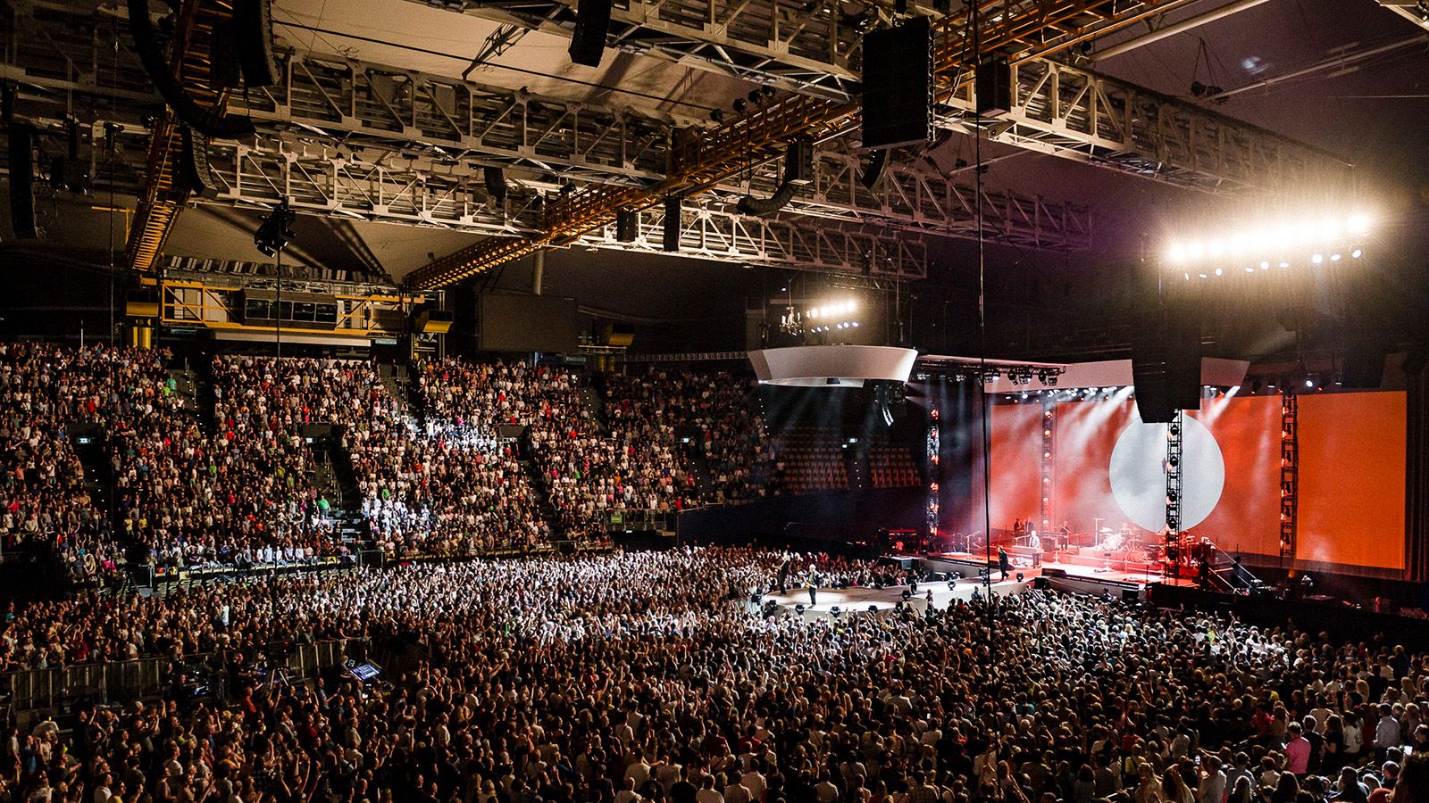 More than 220 GLP fixtures in use on Herbert Grönemeyer’s Das ist los arena tour