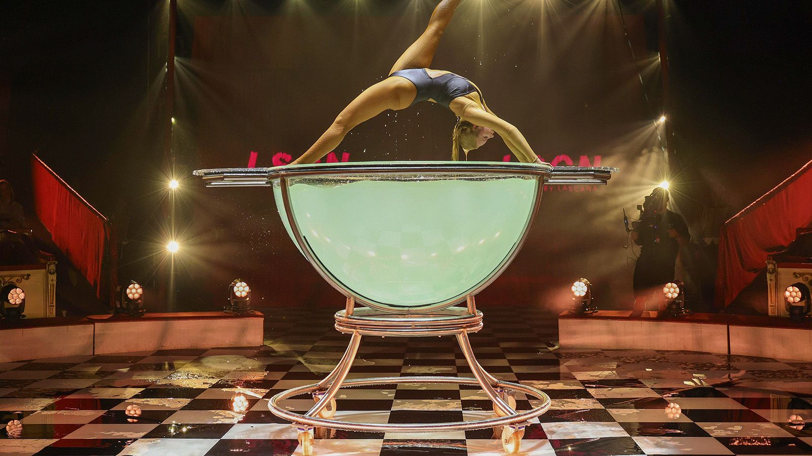 Fashion meets Performance – GLP impression X5 beleuchten den ABOUT YOU Fashion Circus