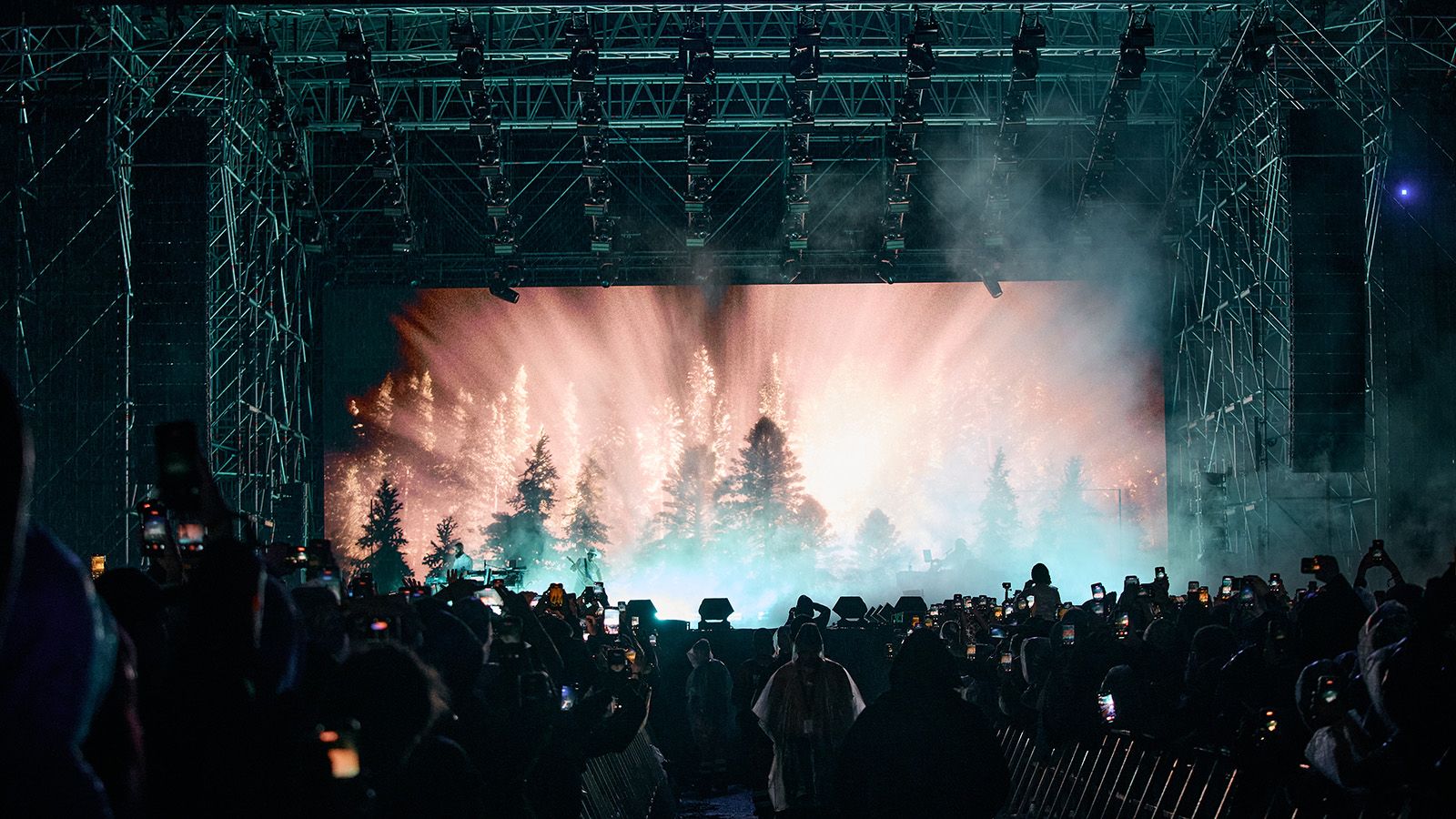 223 GLP-Scheinwerfer auf zwei Bühnen beim CLOUT Festival 2026