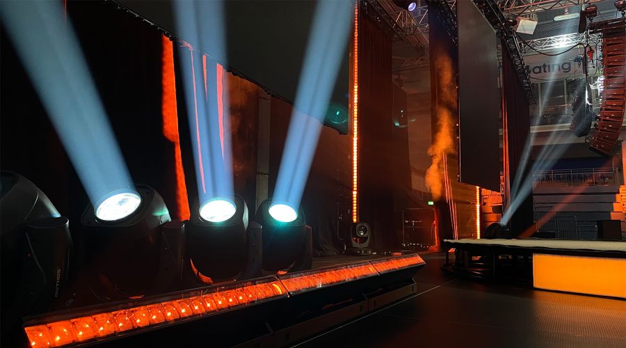 impression X5 Bars sorgen für himmlisches Licht in Carolin Kebekus’ neuem Live-Programm „Shesus“