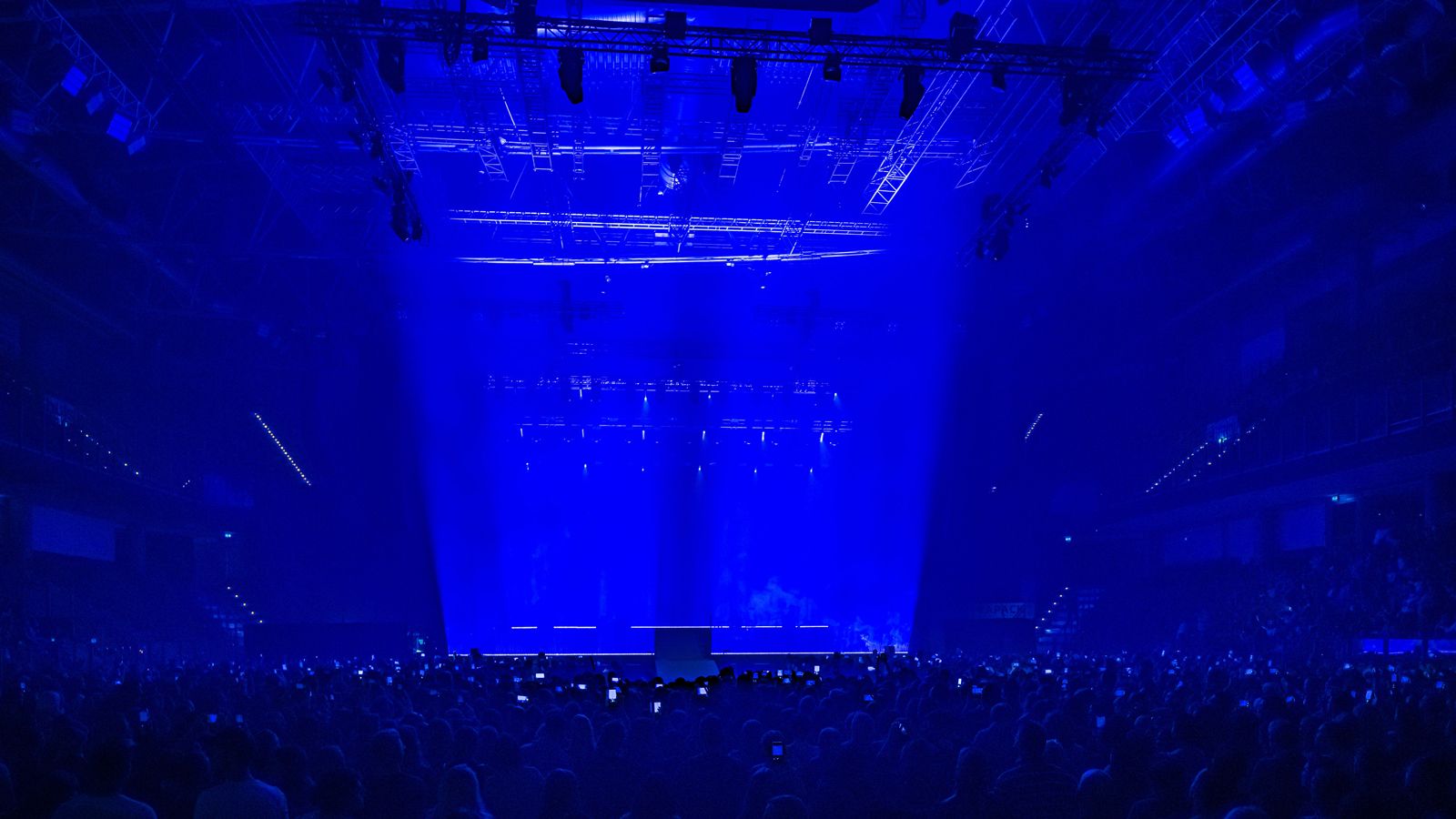 Over 150 GLP fixtures for Wincent Weiss’ production ‘Somehow Different’