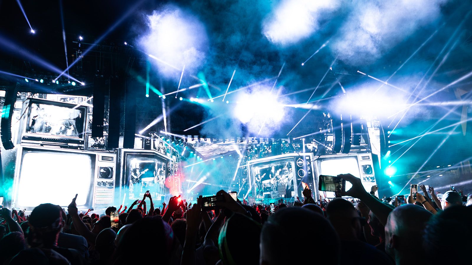 GLP TWYN als verbindendes Element im Lichtdesign von Vasco Rossis Stadiontour 2026