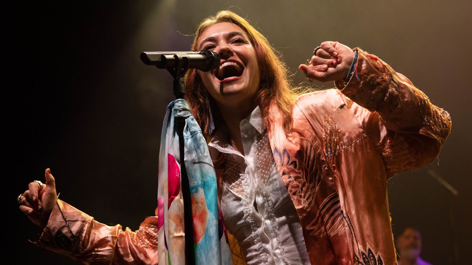 impression X4 Bar 20 gives a welcome hug to Lauren Daigle