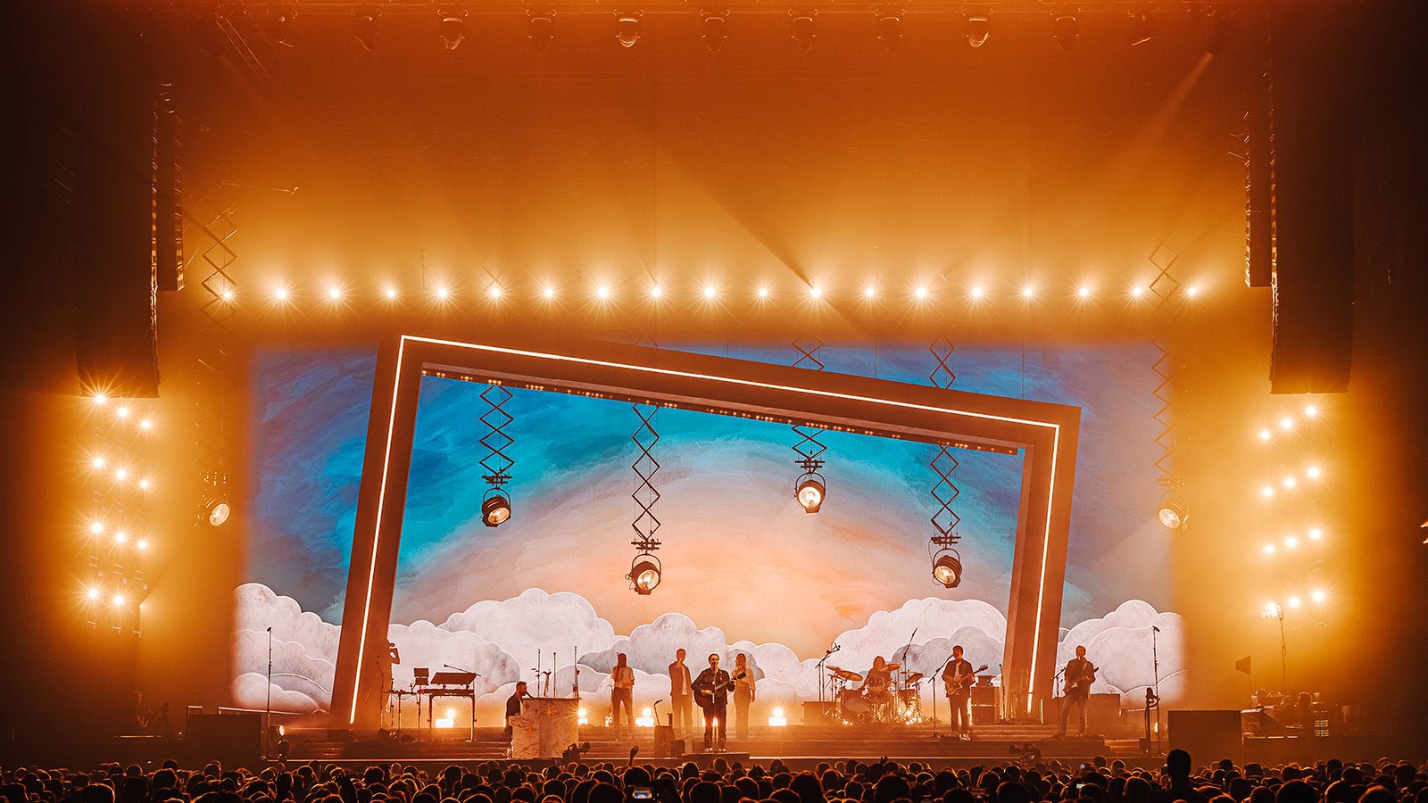GLP’s power and versatility animate George Ezra’s massive pros arch