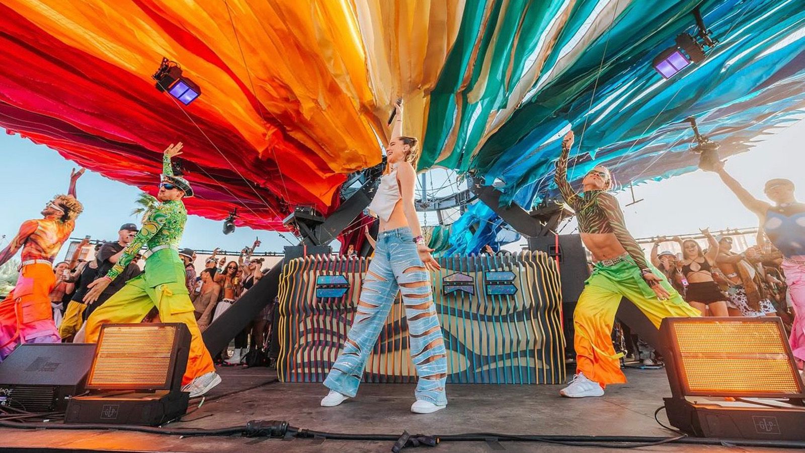 „MACROdose mushroom“ Stage beim Coachella 2024 von Maktive mit GLP JDC2 IP zum Leben erweckt