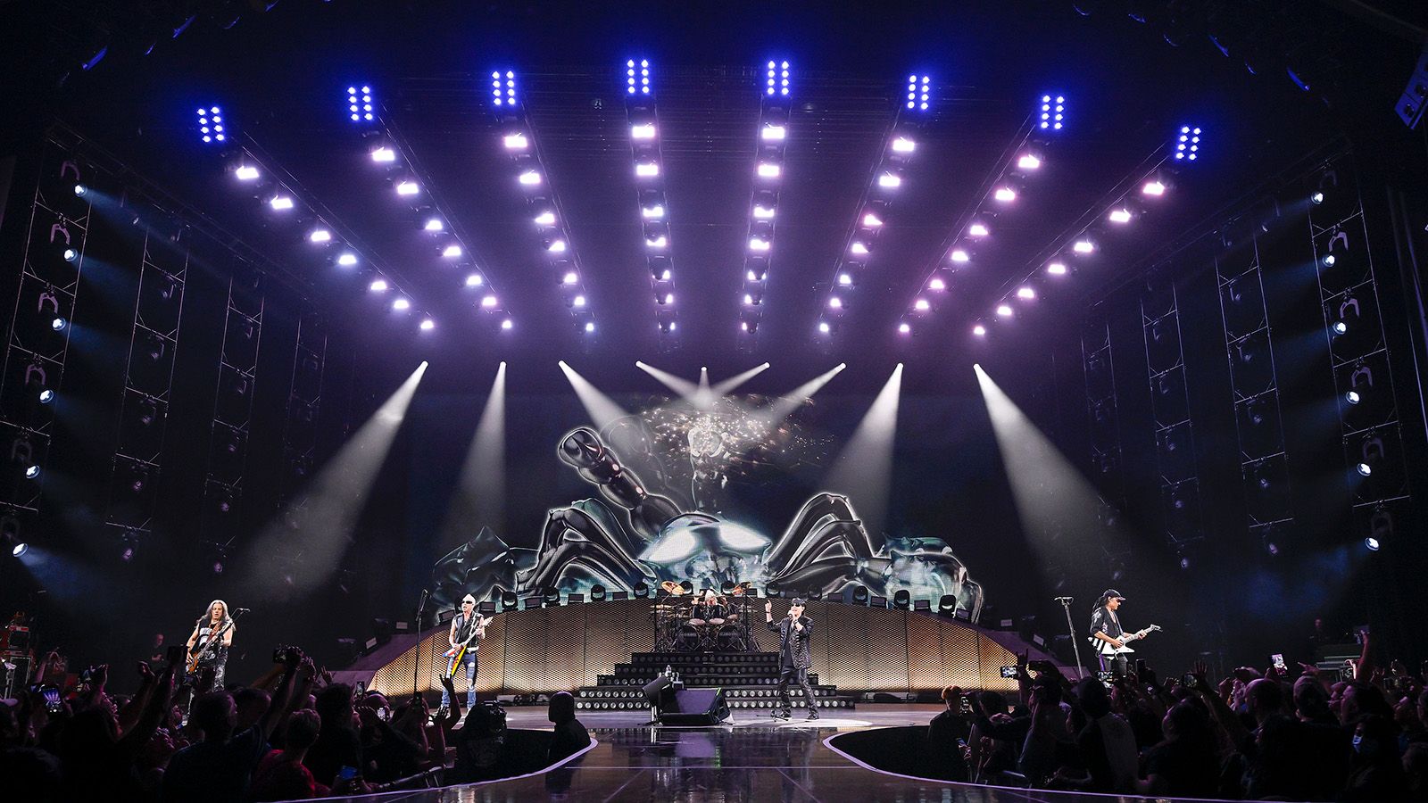 Scorpions begeistern „Rock Believer“ weltweit in einem Set voller GLP-Scheinwerfer