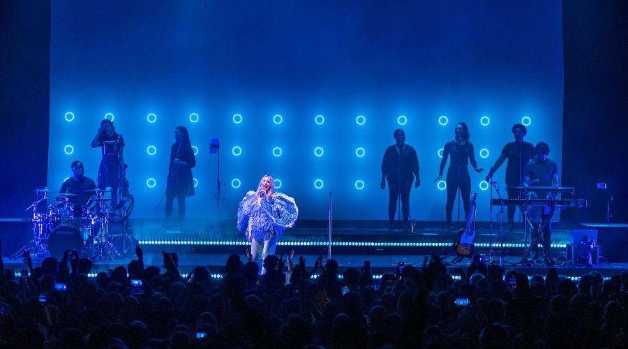 Cate Carter kreiert mit GLP Creative Light 1 Plus eine zusätzliche Dimension für Ellie Goulding