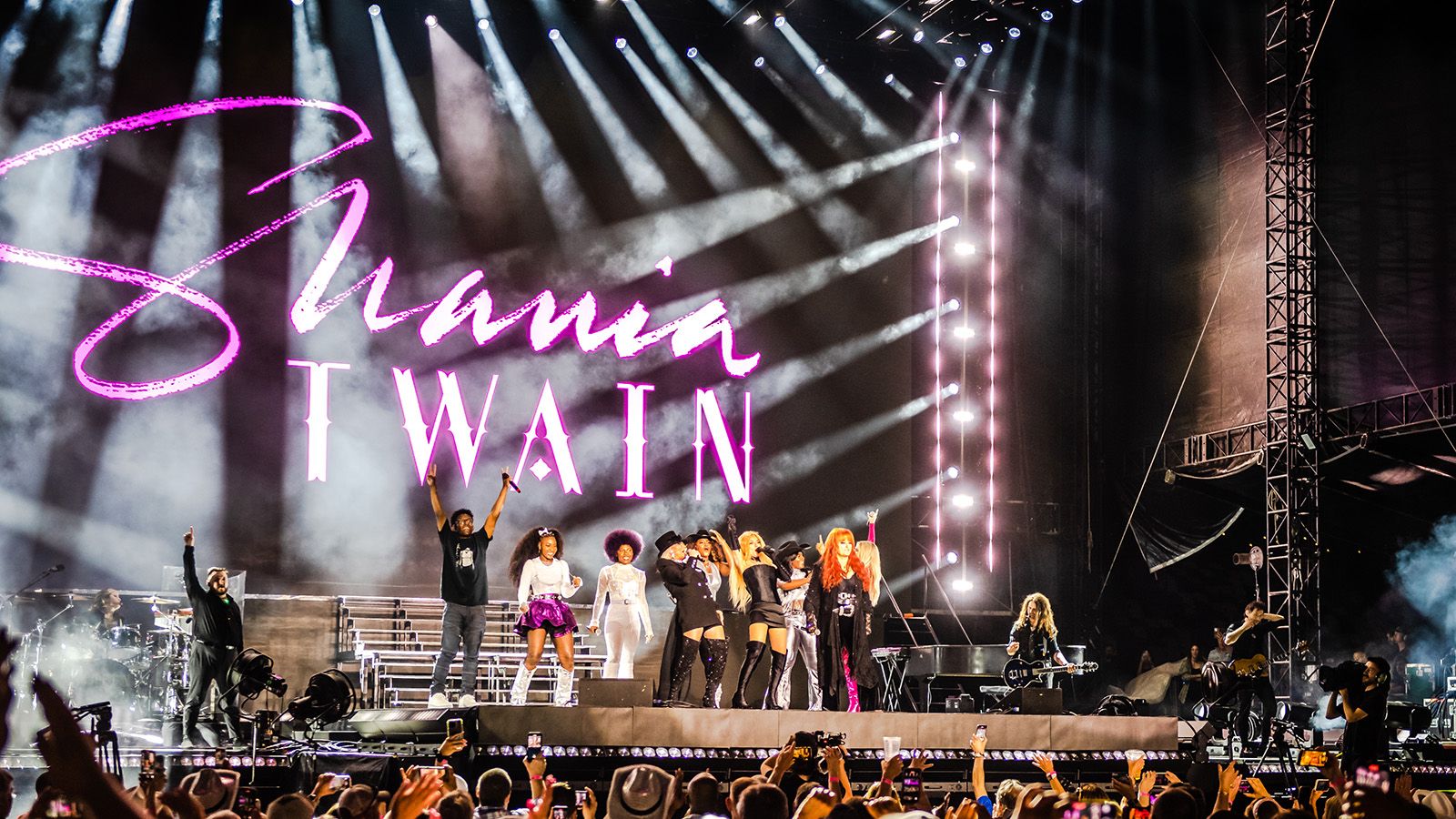 André Petrus immerses Shania Twain in a world of JDC hybrid lights