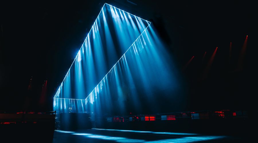 Seamless light tunnel from X4 Bars for Solomun