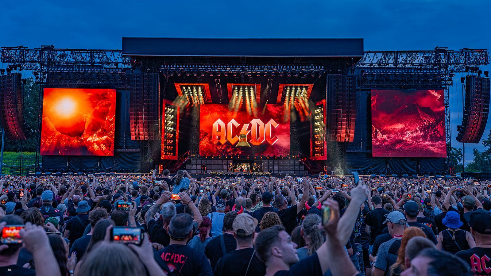 168 GLP impression X5 IP Maxx begleiten die AC/DC Tour