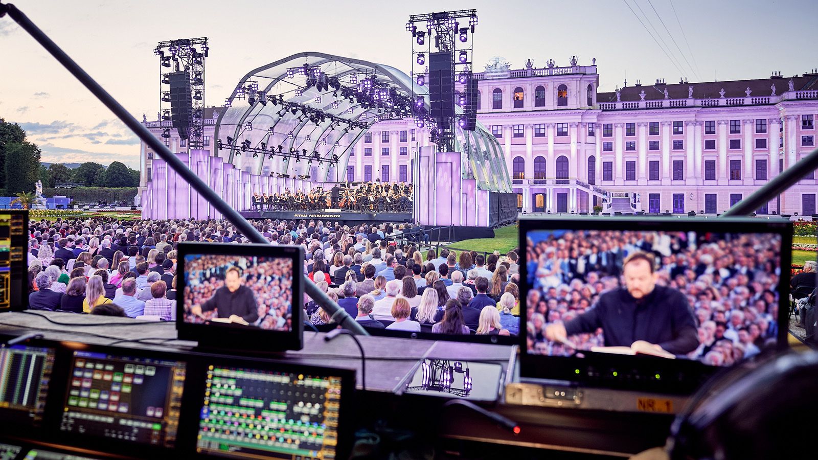Über 260 GLP Scheinwerfer lassen beim Sommernachtskonzert in Wien Bühne, Schloss und Park erstrahlen