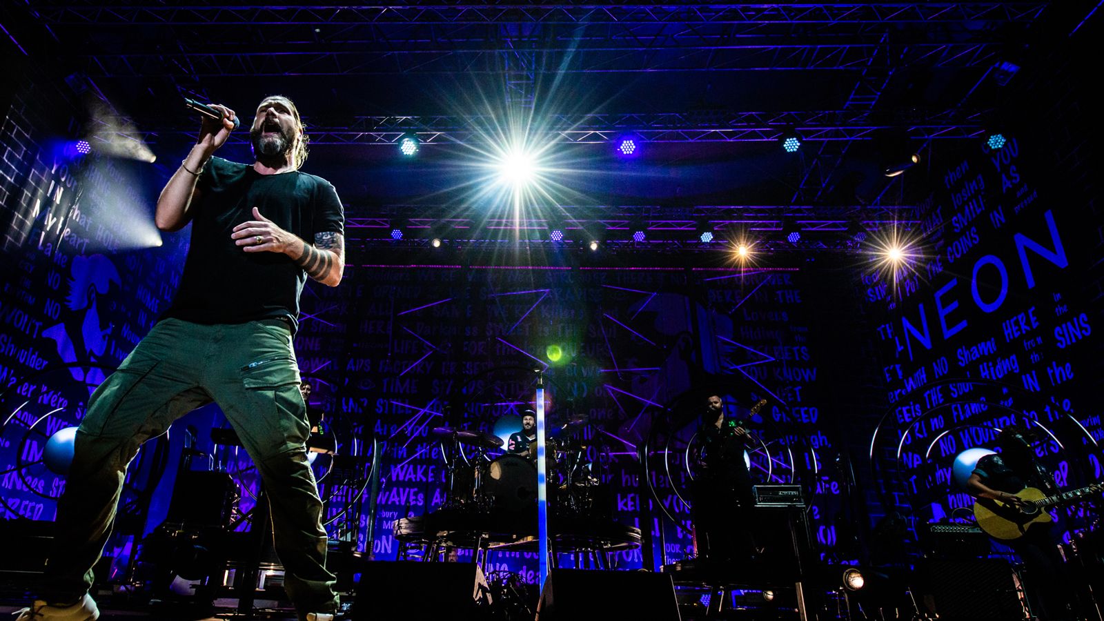 FUSION Sticks zeichnen klare Lichtlinien für Rea Garveys „NEON“-Tour