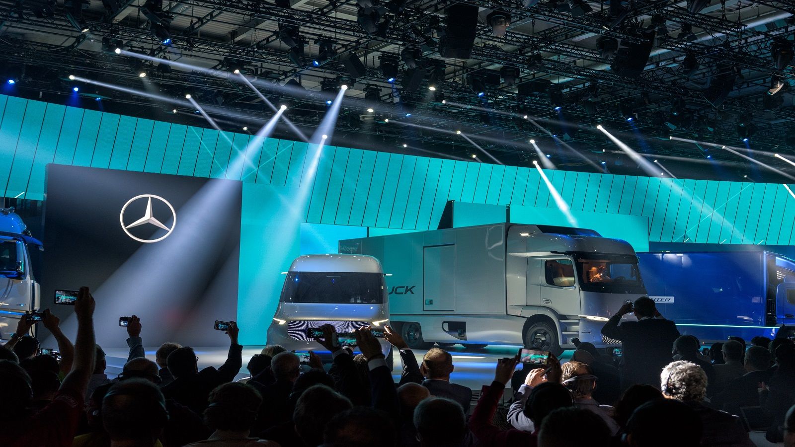 rgb setzt den Stand der Daimler AG bei der IAA Nutzfahrzeuge ins rechte Licht