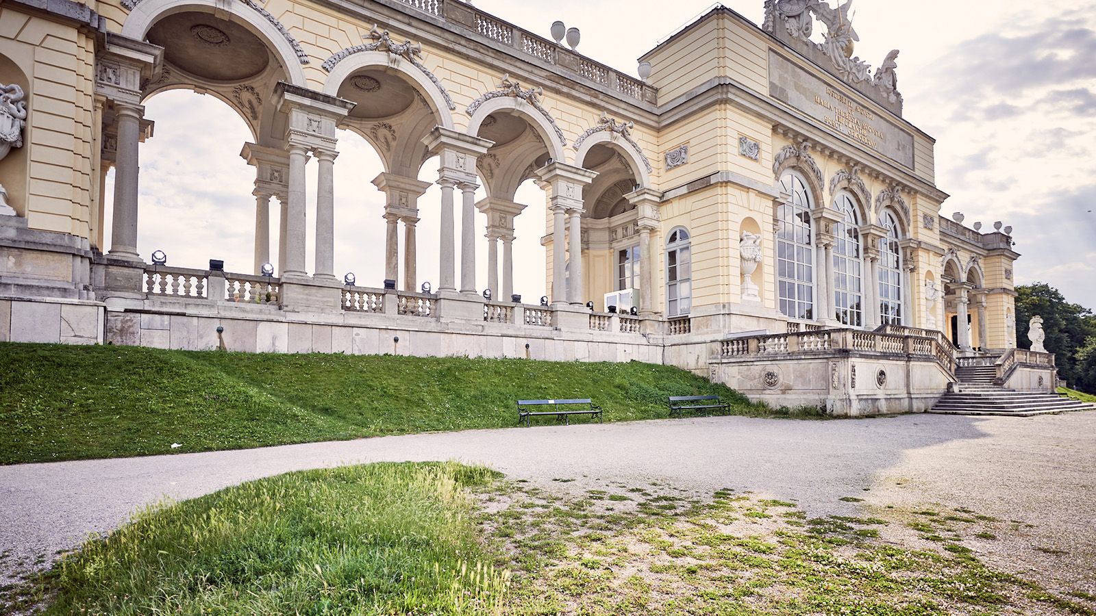 Über 260 GLP Scheinwerfer lassen beim Sommernachtskonzert in Wien Bühne, Schloss und Park erstrahlen