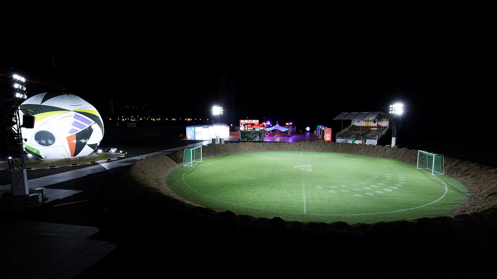 Variabel und wetterfest bei Sportevents: GLP ArenaLED1 beleuchten Fußballliebe