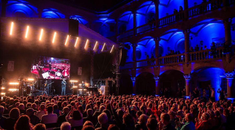 250 GLP-Scheinwerfer bereiten internationalen Stars den großen Auftritt bei den jazzopen Stuttgart