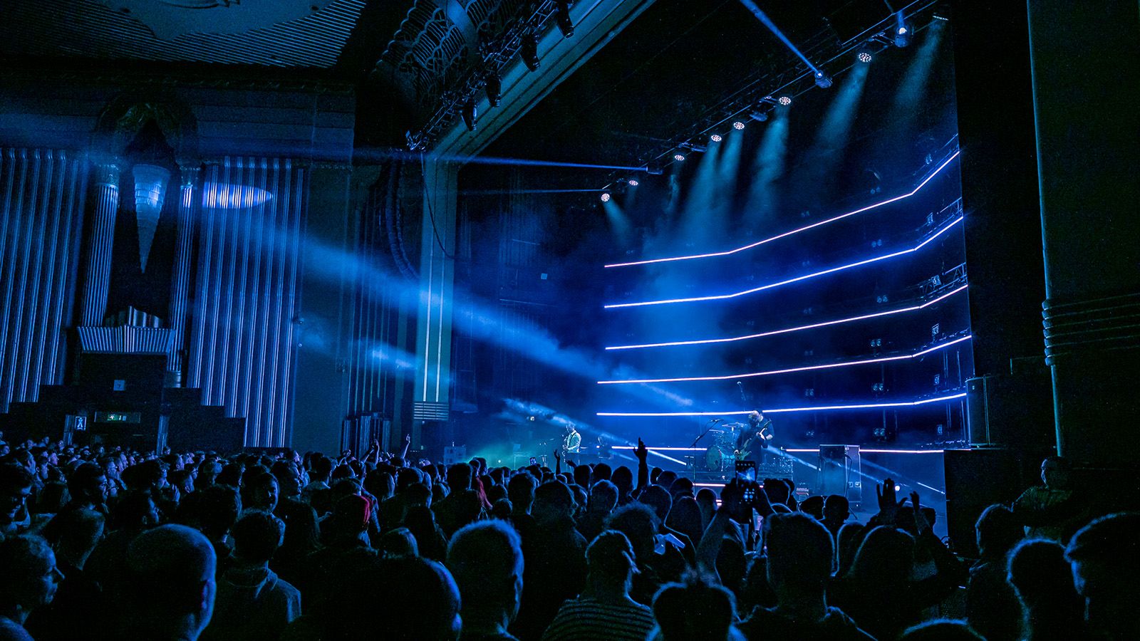 JDC Line liefert leistungsstarkes Weißlicht für White Lies im Eventim Apollo