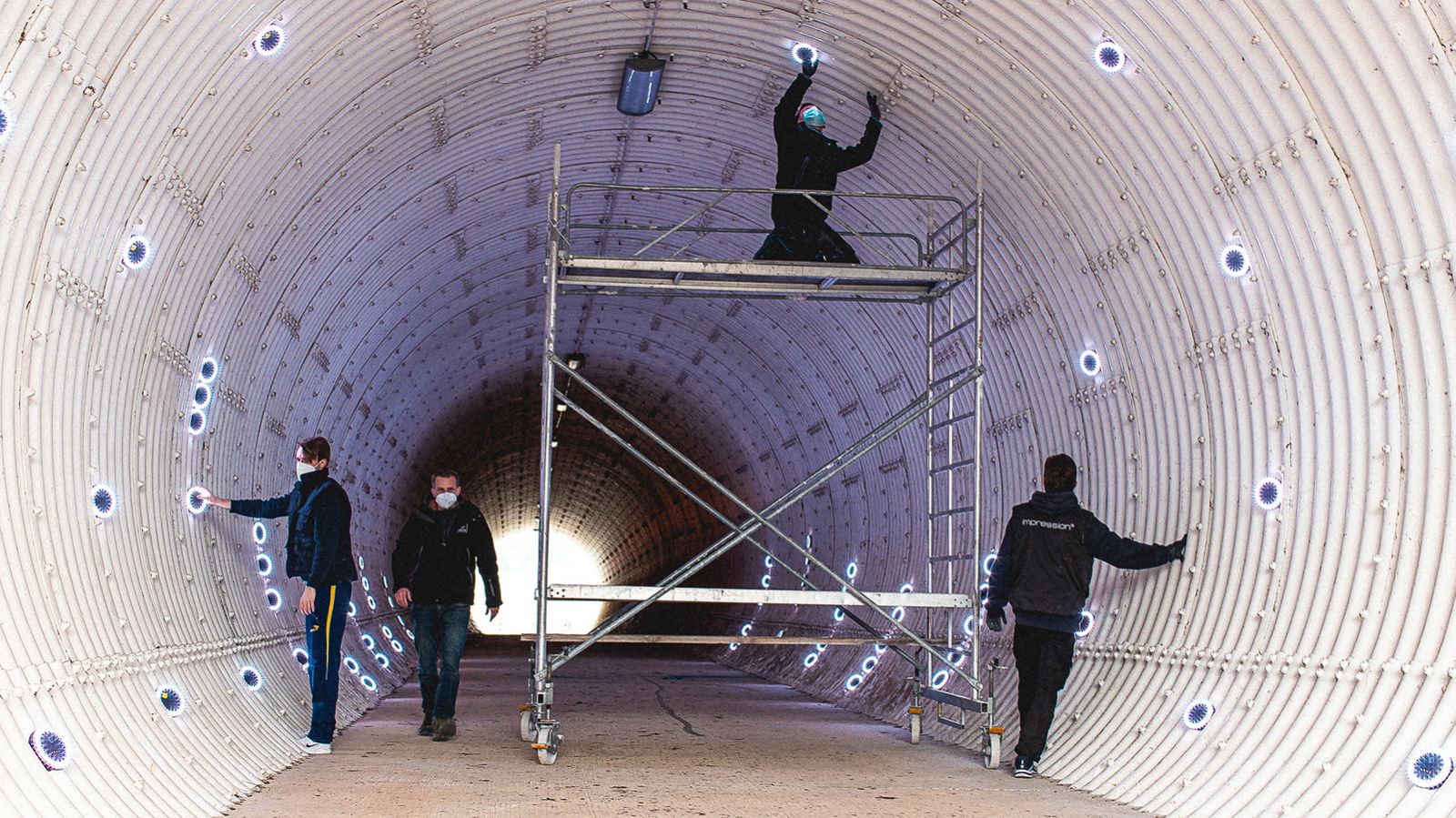 GLP rocks Tunnel with Over 200 Creative Light 1
