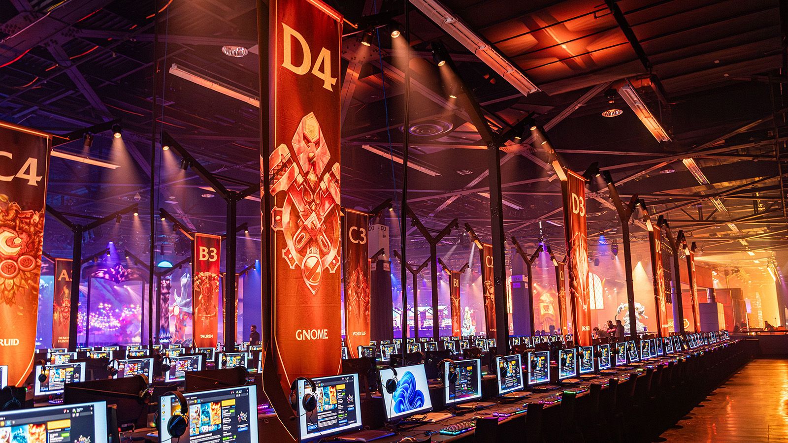 600 GLP X5 atom besetzen 150 baumartige Türme in einem gigantischen Bühnenbild