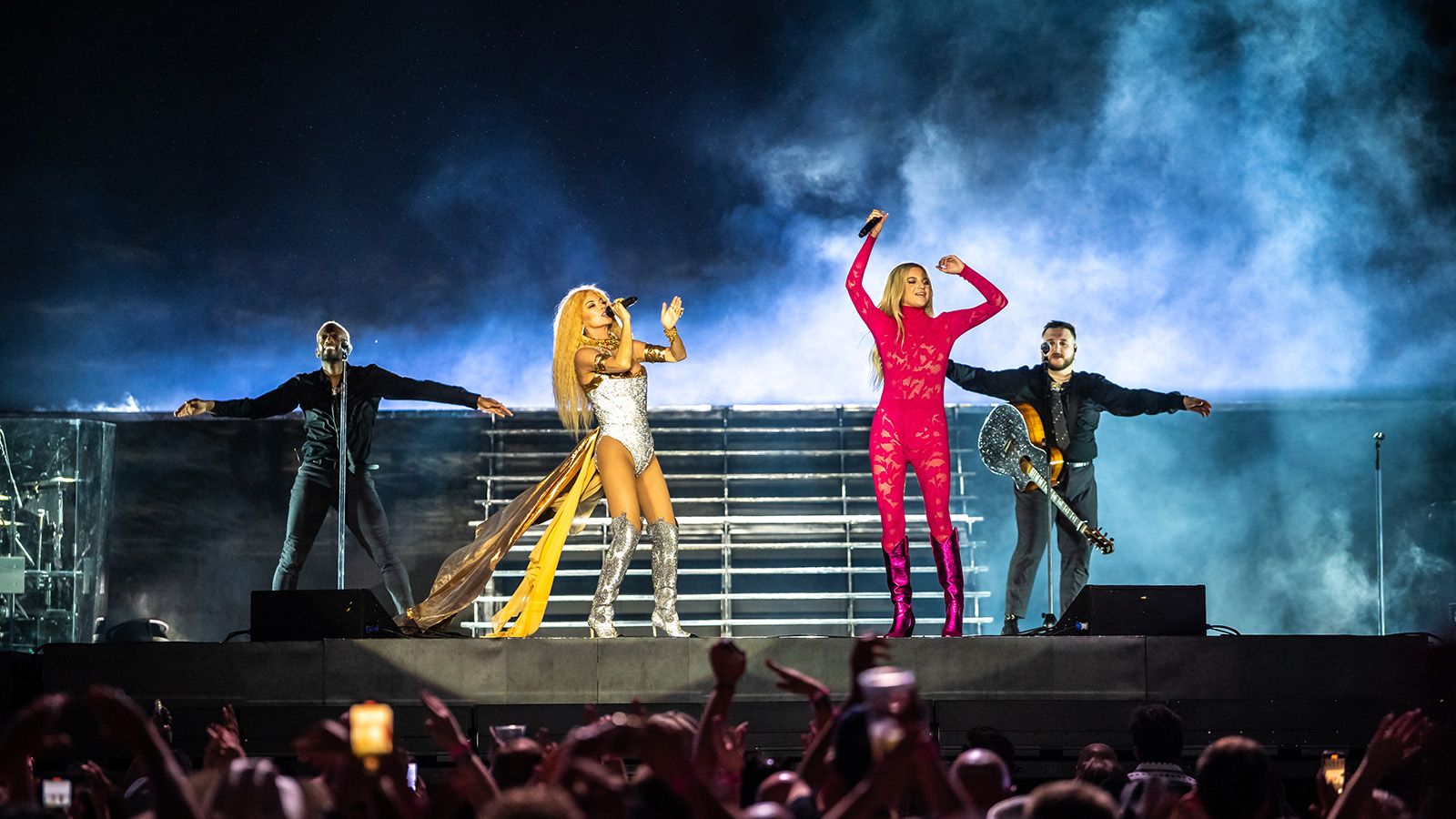 André Petrus immerses Shania Twain in a world of JDC hybrid lights