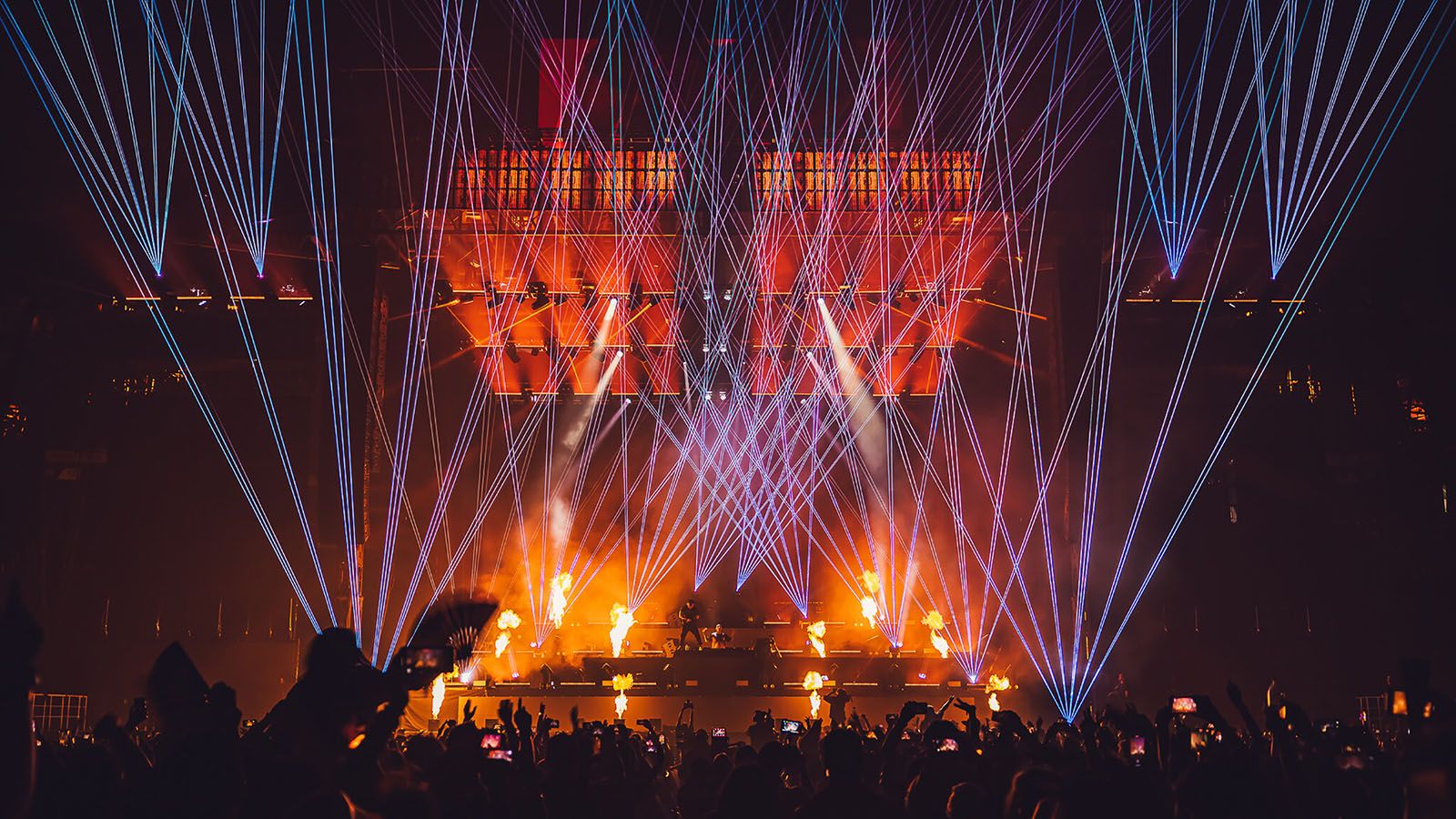 Über 100 GLP-Scheinwerfer beleuchten die Stadion-Show von ILLENIUM in Las Vegas