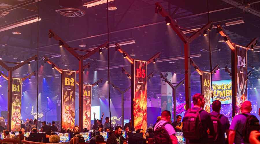 600 GLP X5 atom besetzen 150 baumartige Türme in einem gigantischen Bühnenbild