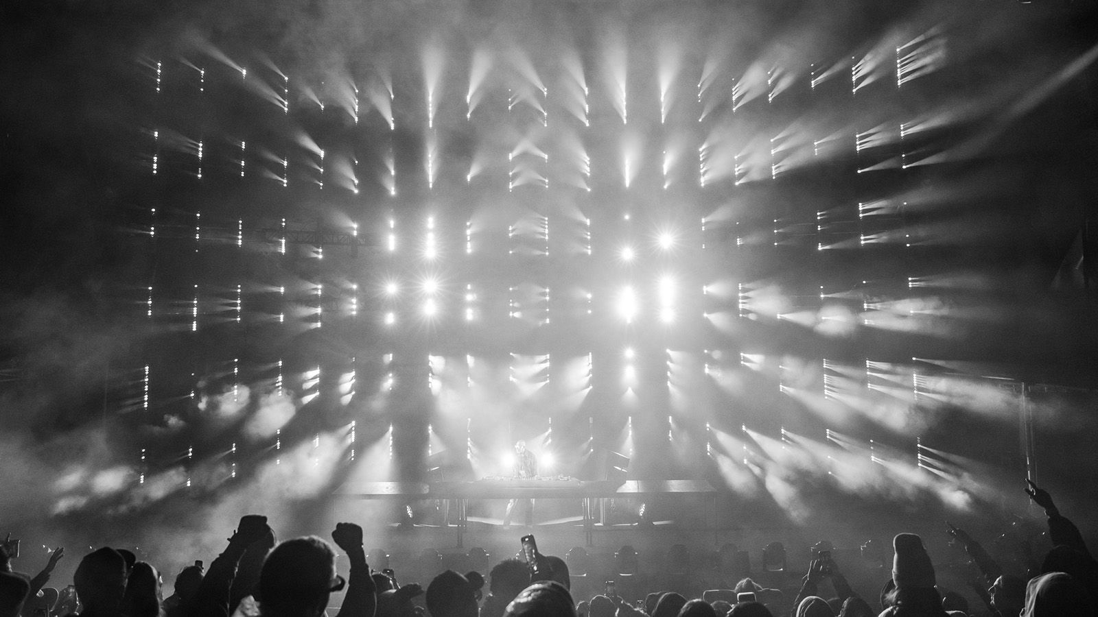 GLP impression X4 Bars und JDC1 schaffen Hintergrund und Atmosphäre für Black Coffee
