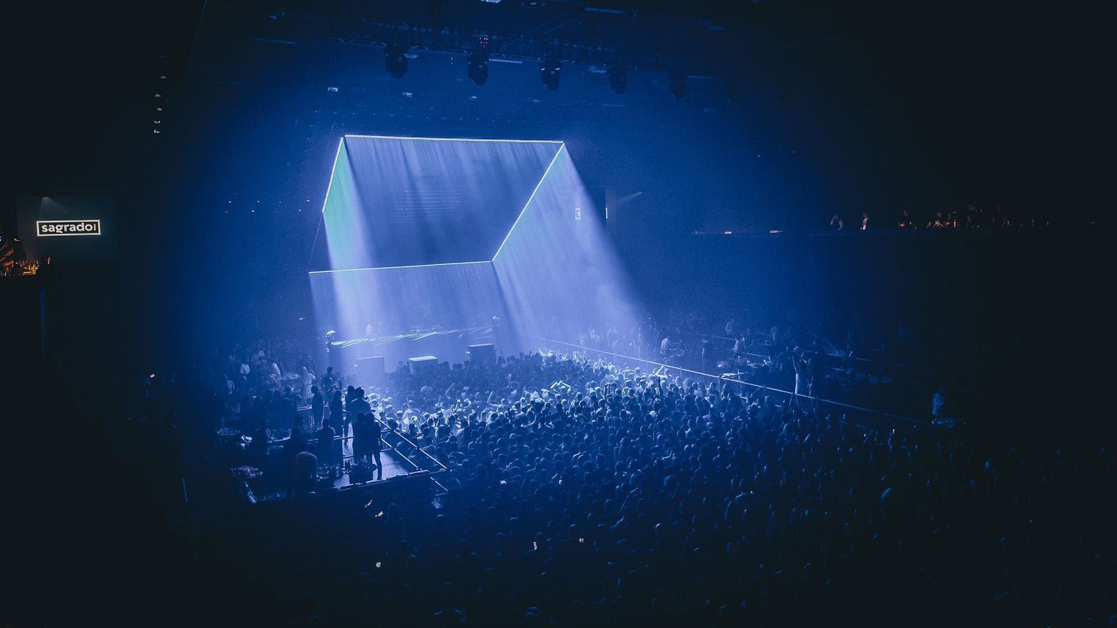 Seamless light tunnel from X4 Bars for Solomun