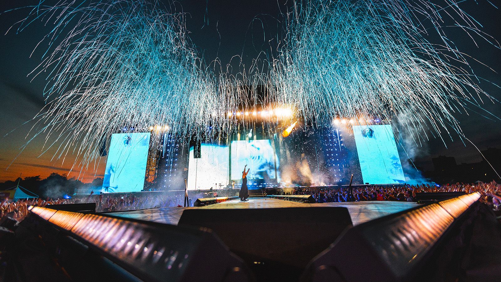 Visuelles Feuerwerk: JDC Burst 1 begleitet Imagine Dragons auf Tour