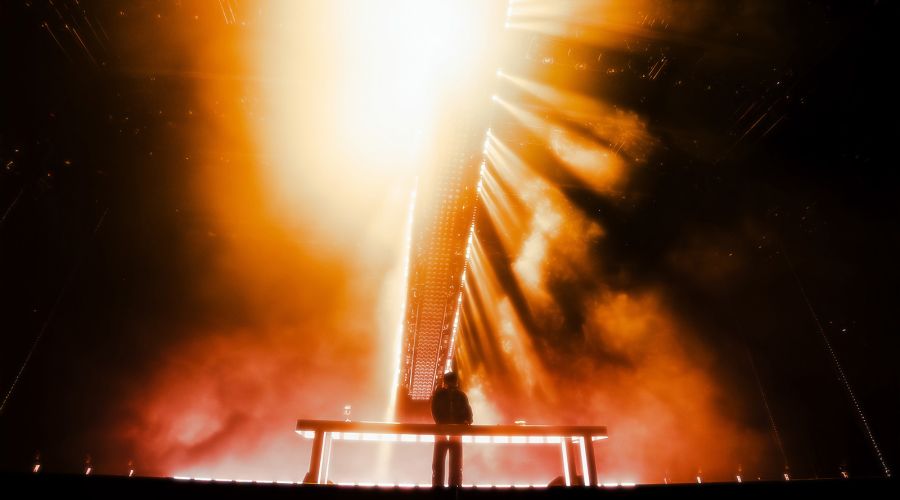 DJ und Produzent KAYTRANADA tourt mit 156 GLP impression X5 IP Bars