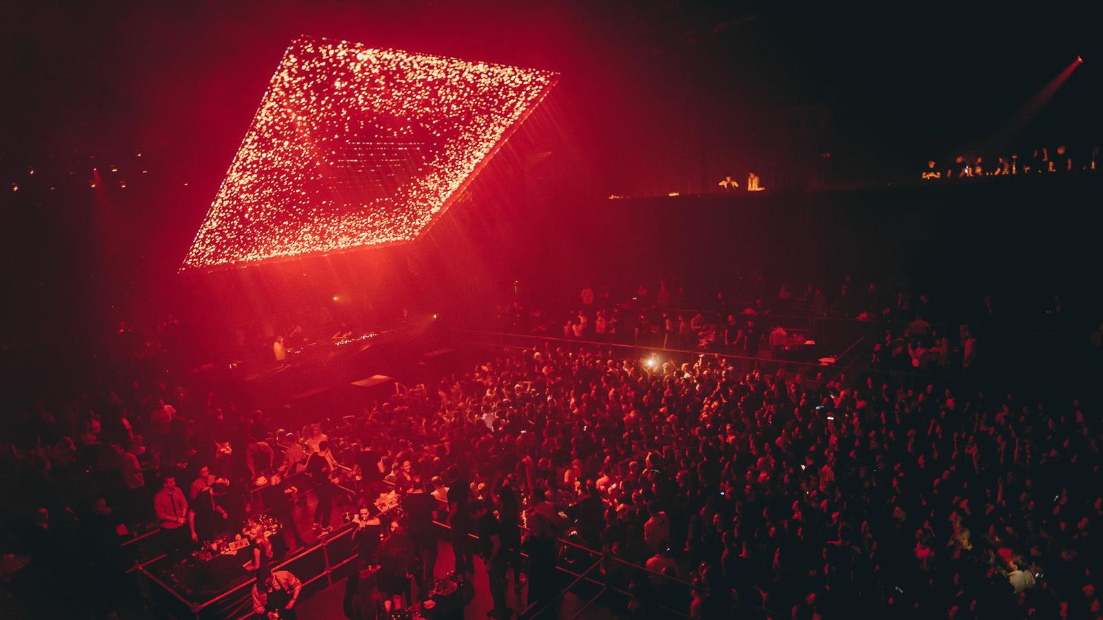 Seamless light tunnel from X4 Bars for Solomun