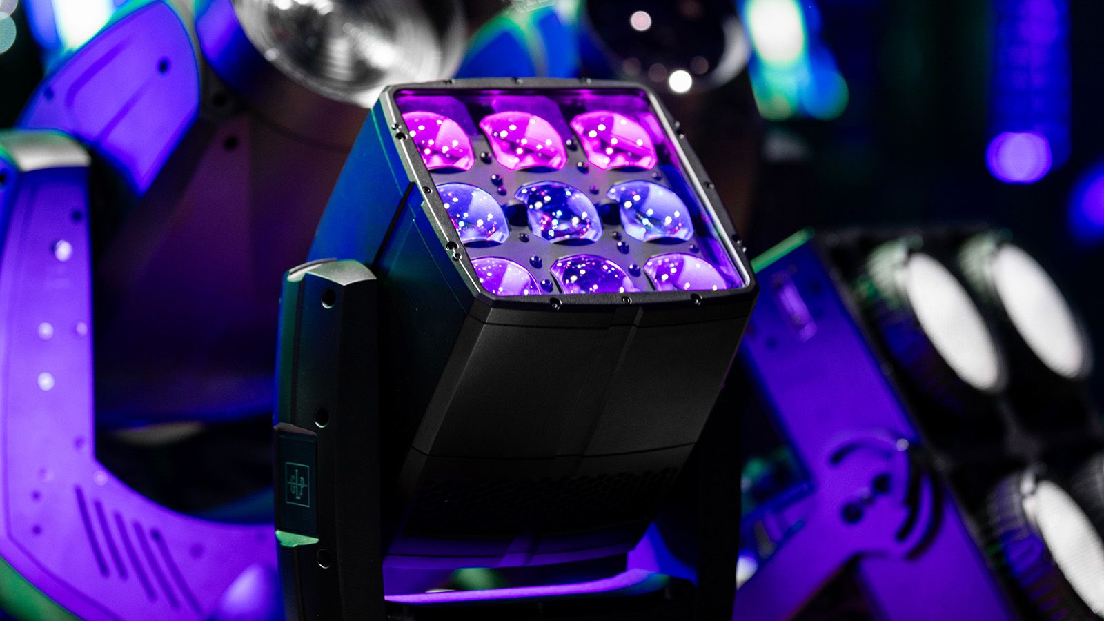 GLP TWYN unites the creative strengths of Creos and JDC Burst 1 in a new dual-face moving head