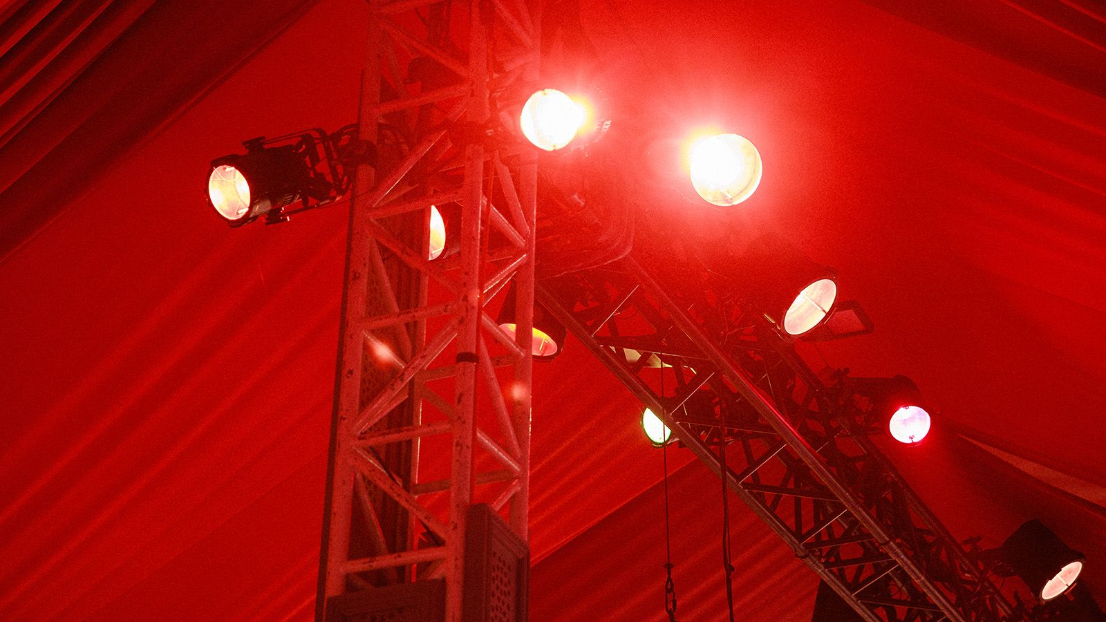 PRG beleuchtet das Münchner Tollwood Festival mit über 270 GLP Scheinwerfern