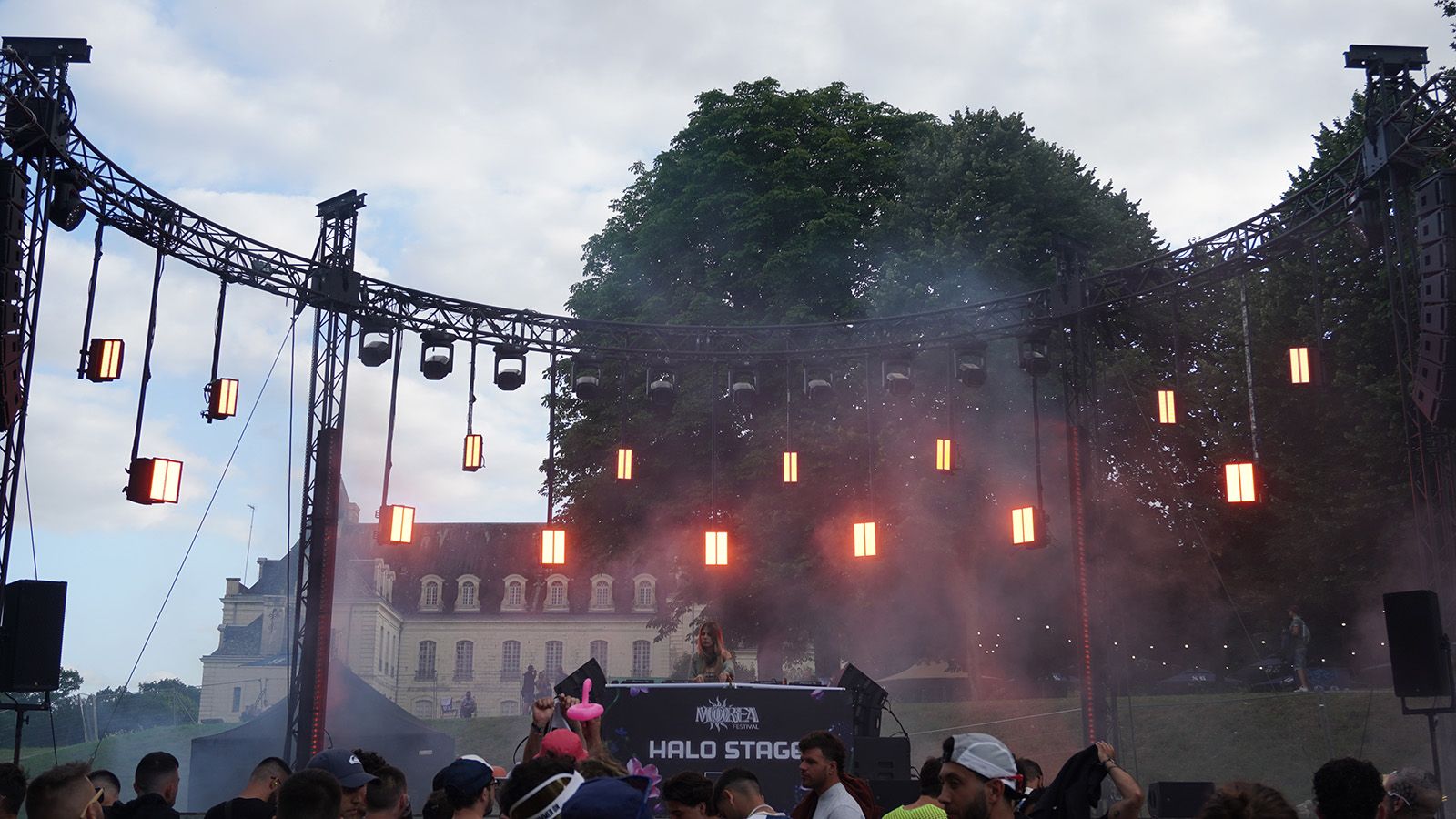 GLP JDC2 IP, JDC Burst 1 and MAD MAXX Drive the Visual Design of Stage B at Moorea Festival