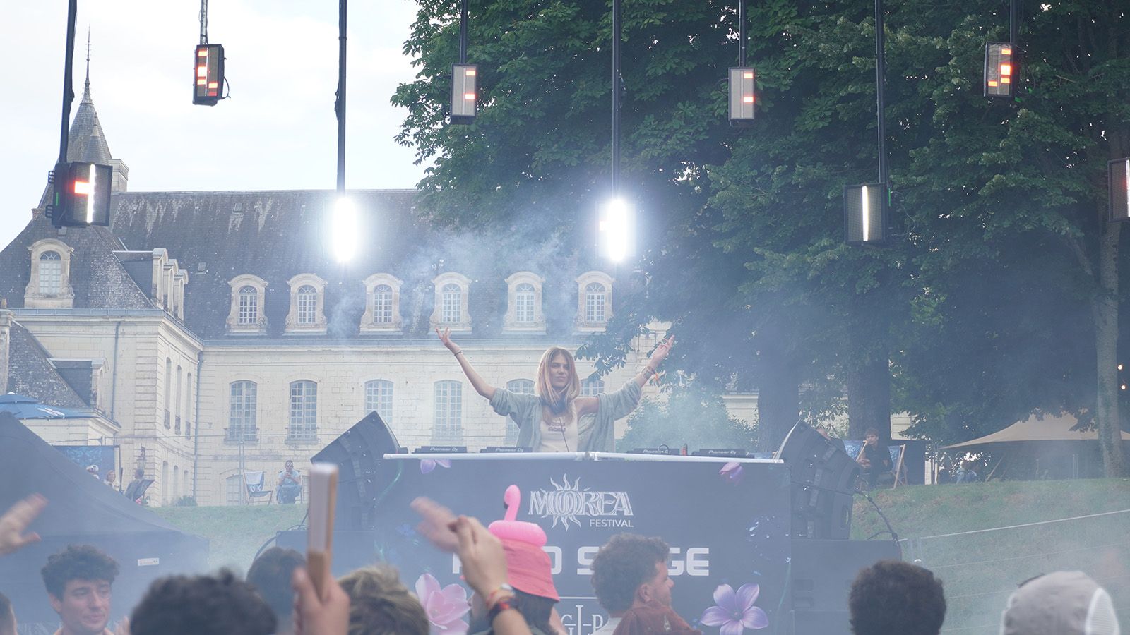 GLP JDC2 IP, JDC Burst 1 and MAD MAXX Drive the Visual Design of Stage B at Moorea Festival