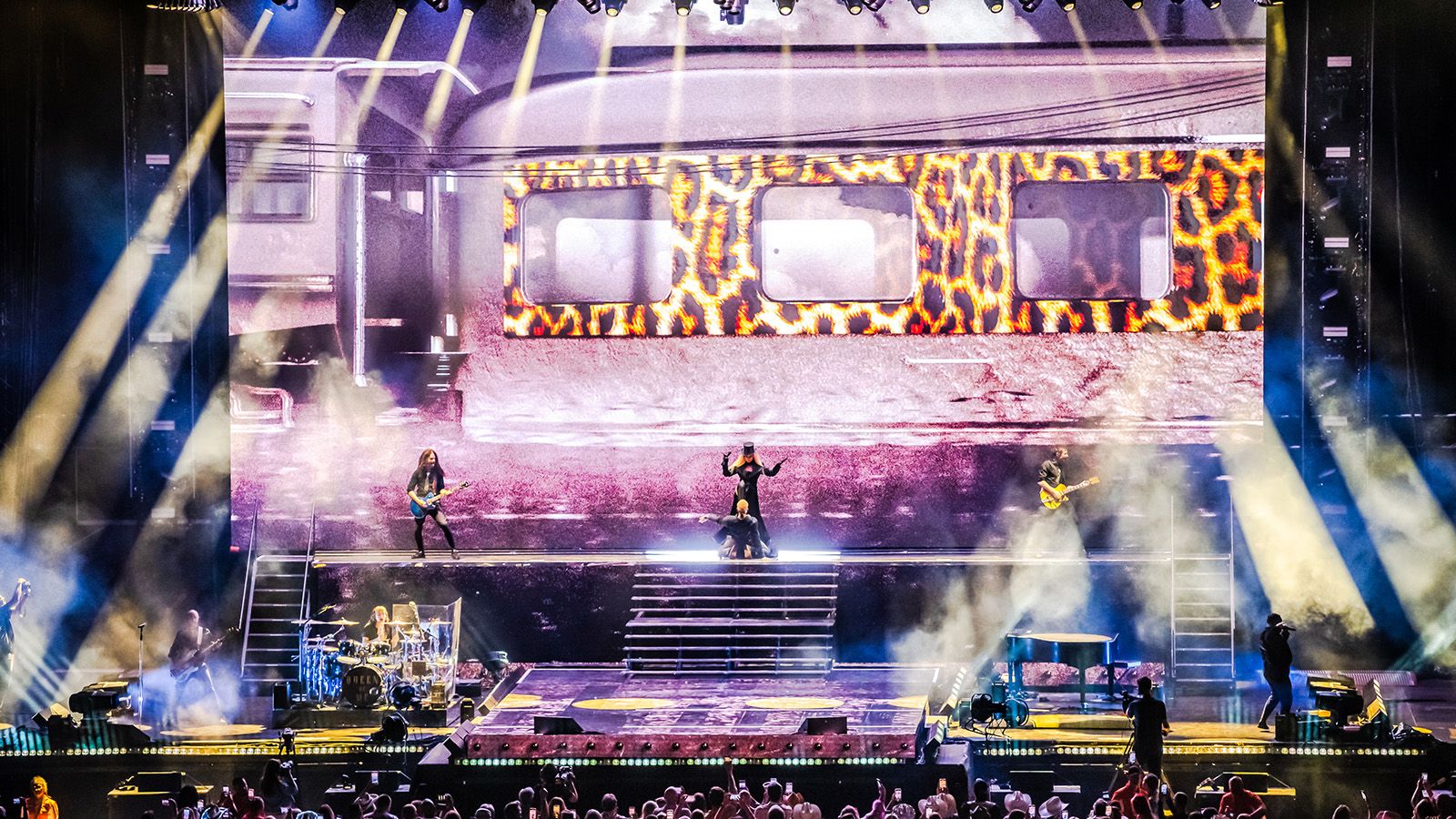 André Petrus immerses Shania Twain in a world of JDC hybrid lights