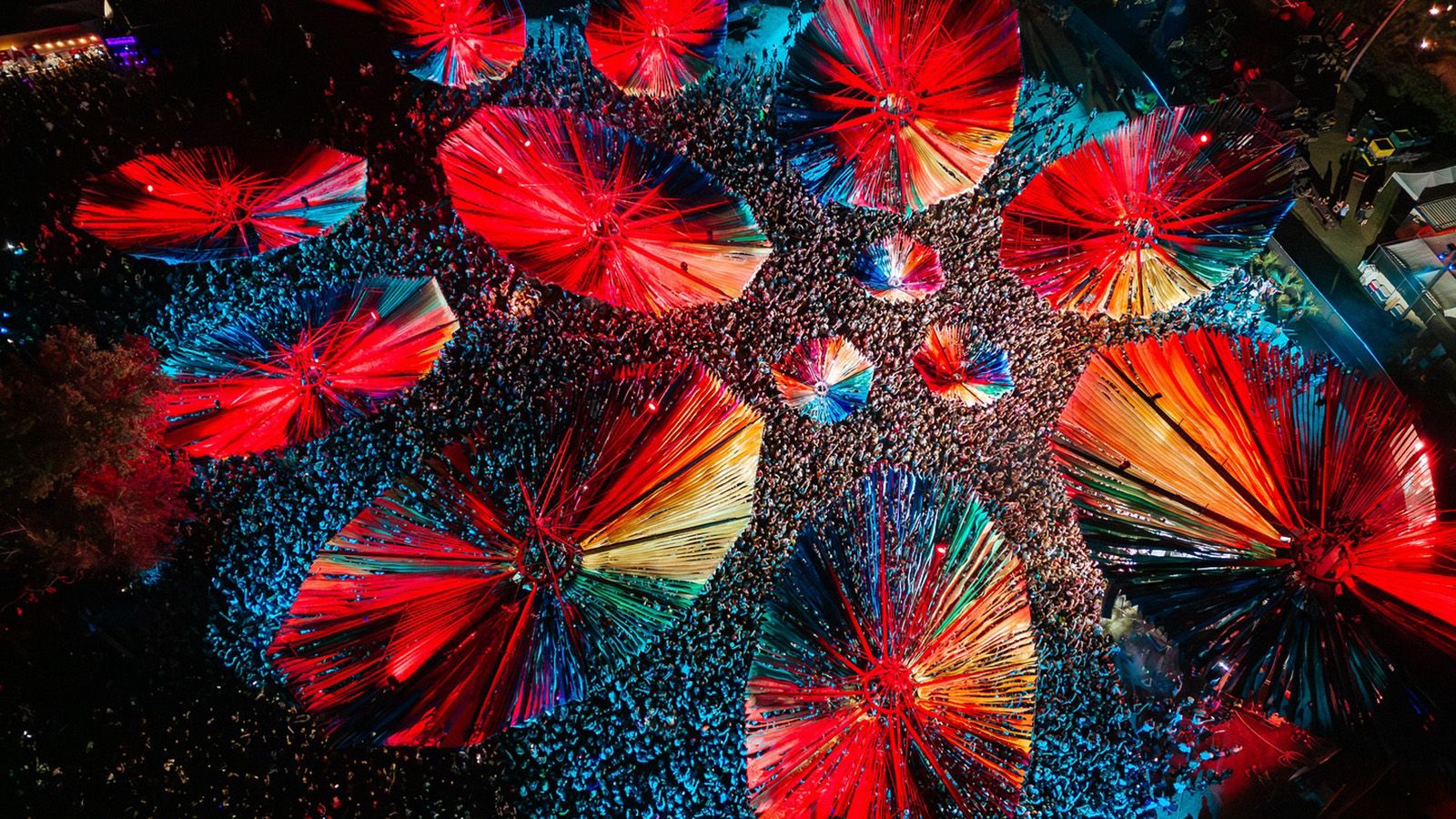 „MACROdose mushroom“ Stage beim Coachella 2024 von Maktive mit GLP JDC2 IP zum Leben erweckt