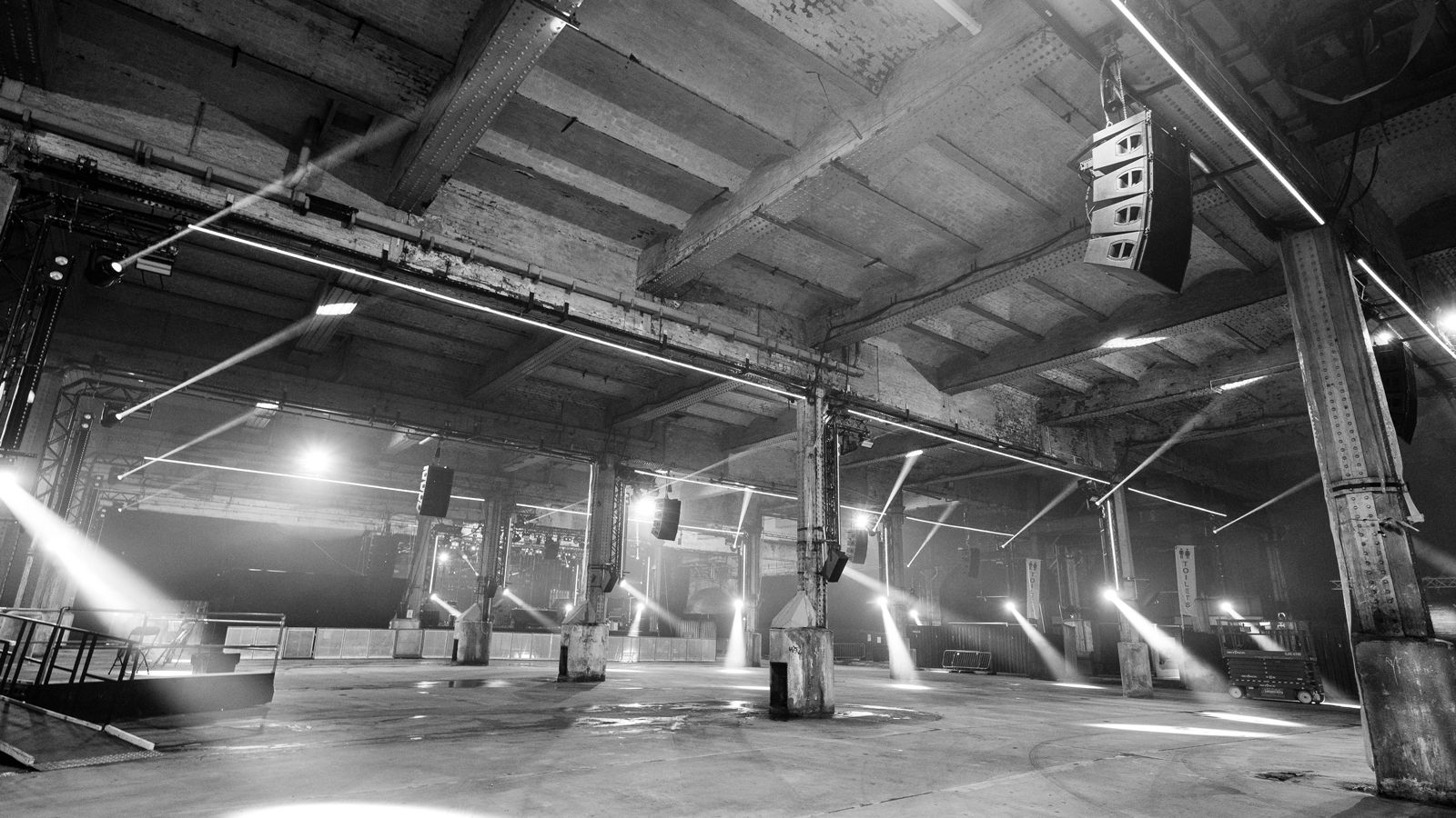 X4 Bar 20 and JDC1 dominate main rig at 10,000-capacity Warehouse Project